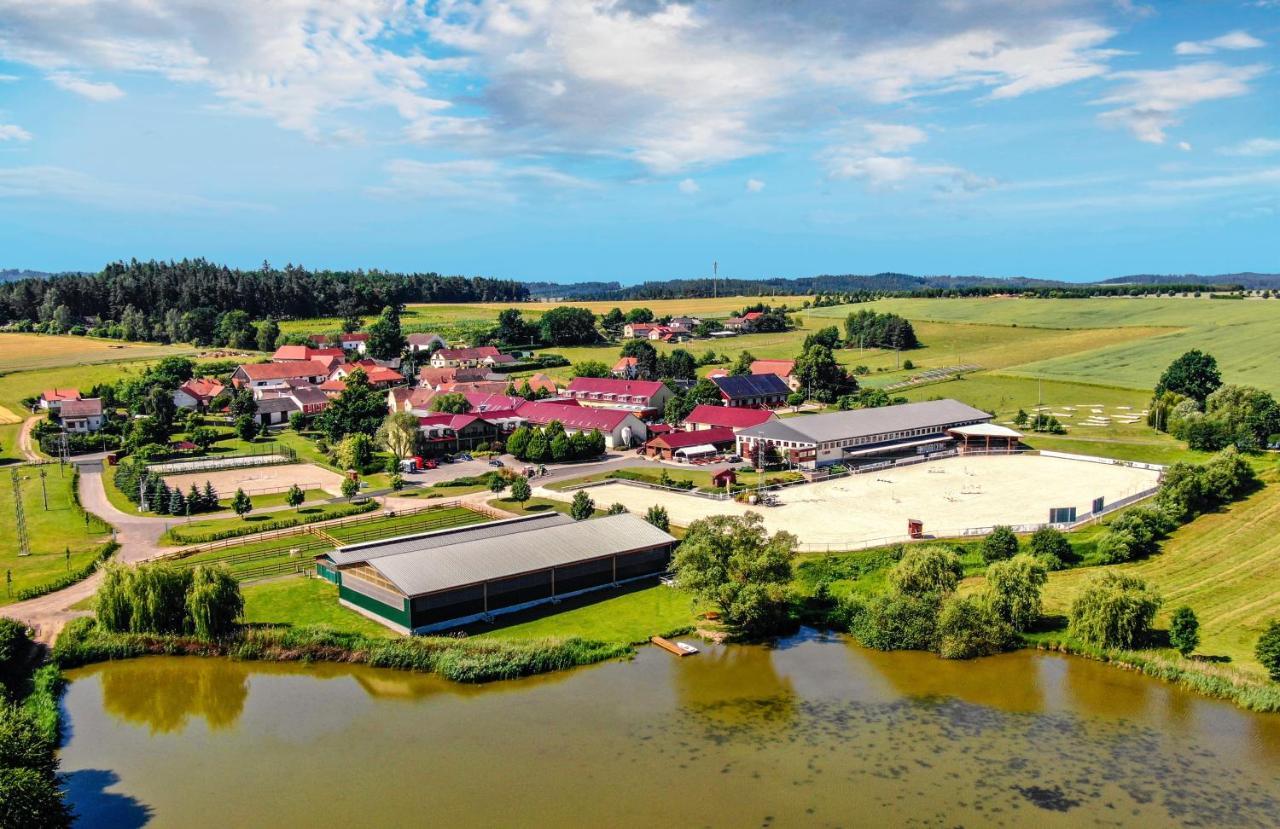 Equitana Hotel Resort Březnice Exterior foto